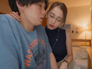 Nắm chặt tay any trong khi đang bị cấp trên dí liên tục