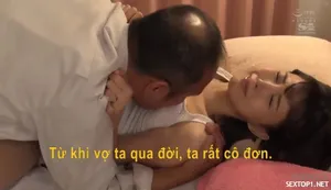 Bố dượng chịch cô bé trong khi bà xã ngủ kế bên
