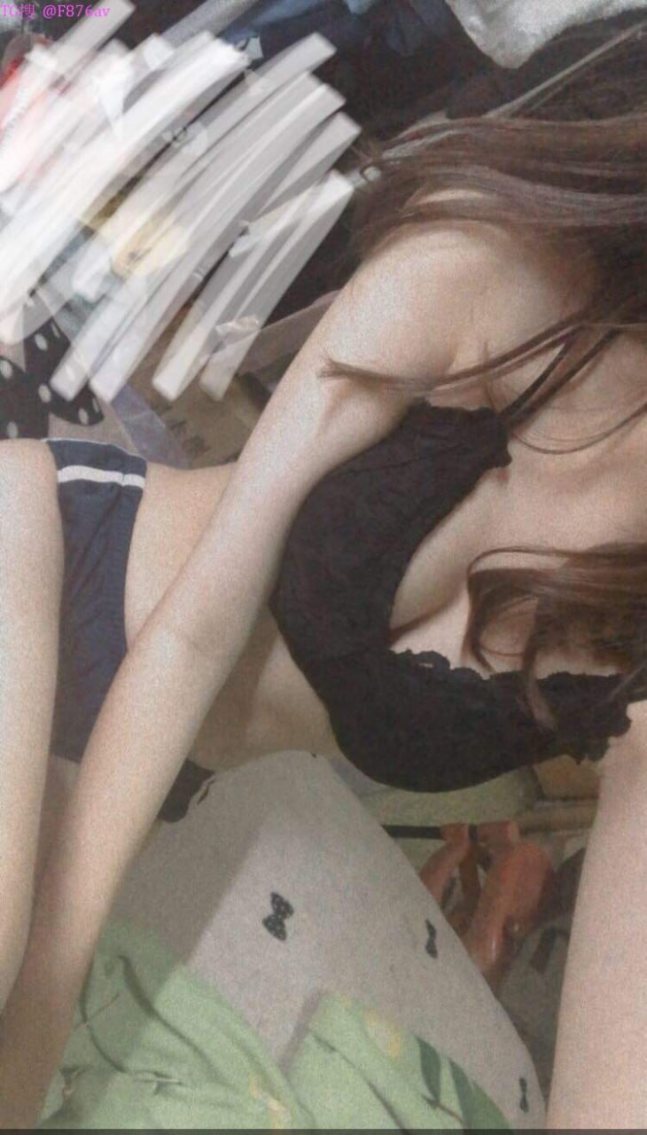 Cô gái này thật đáng thương khi để người khác quan hệ tình dục vì tiền. Tiền là vua. Tôi cũng phải làm việc chăm chỉ để kiếm tiền.