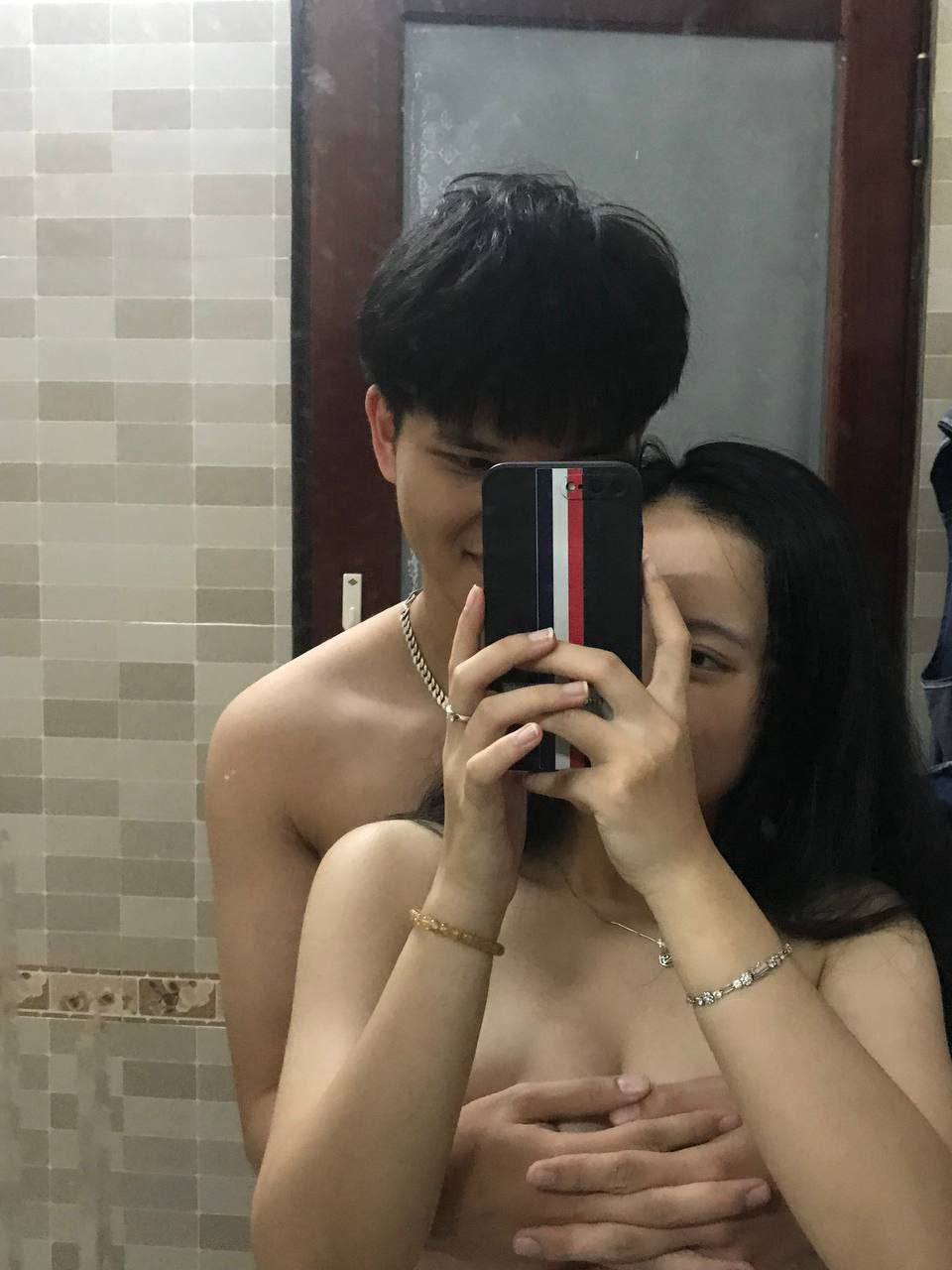 Cho mẹ uống thuốc mê, cô con gái nữa đêm vào phòng trả bài với bố